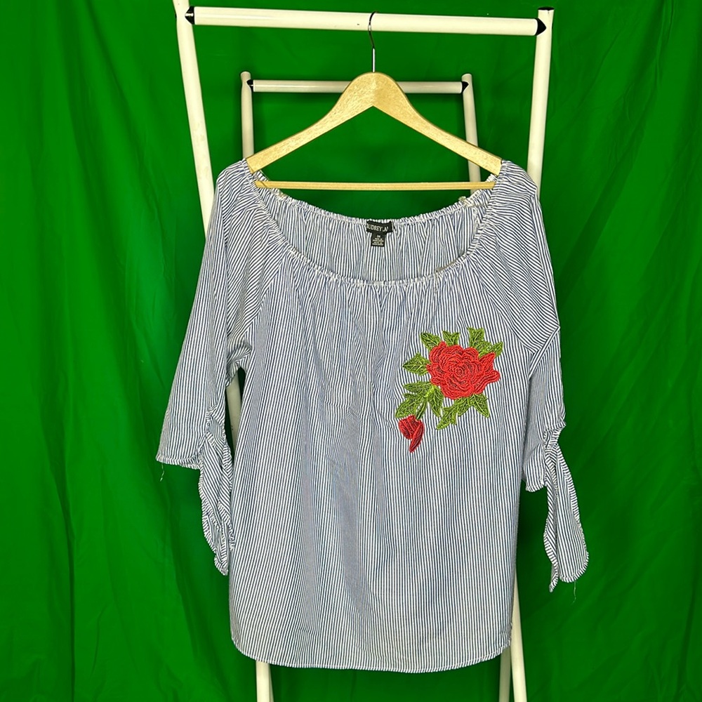 On/Off the Shoulder, Blouse With Rose